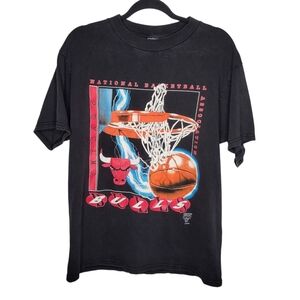 Vintage 90s Chicago Bulls NBA Basketball Lightning Logo 7 Graphic T-Shirt Size L
